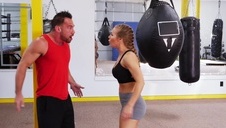 cycata pada na kolana i chce ssać