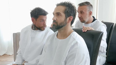 mała mia trzepie jego kutasa stopami