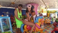 blond mamuśka z ogromnymi sztucznymi cyckami