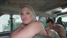 wypina tyłek w stringach i liże bosko jej cipkę