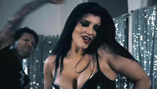 gorąca laseczka pozuje w parku