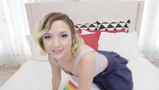 ruda w ogrodzie bawi się drinkiem