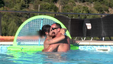 młoda brunetka zabawia się z chłopakiem w halloween