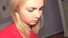 suczka wyruchana na kanapie