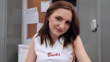 wielki fiut penetruje jej kakaowe oczko