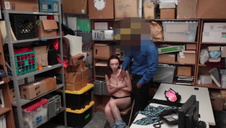 ruda azjatka delektuje się fiutem