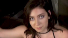 pieści się dwiema zabawkami po szparce