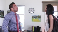 erotyczne nastolatki wypinają się przed facetem