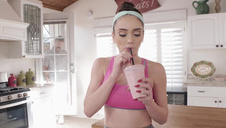 liże mokrą cipkę lesbijki w łazience