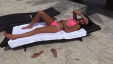 zabawia się jej nawilżonym ciałkiem