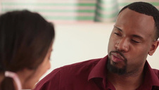 niezła brunetka krztusi się penisem