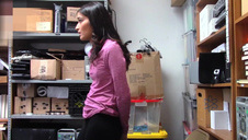 murzyn zapina grubą laskę