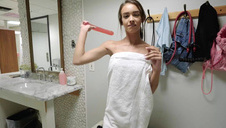 różową zabawką po różowej szparce