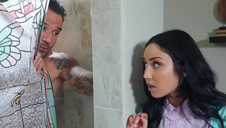 kładzie jej nogę na biurko i rżnie ją od tylca