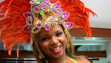 długonoga laska pieści cipkę paluszkami