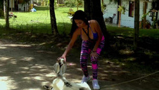 kręcona brunetka z wibratorem