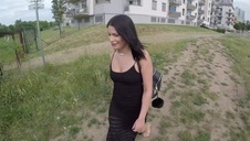 huśtająca się laseczka ma ochotę na dużą pałę