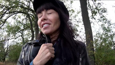 laska dyma faceta gumowym fiutem