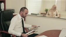 wspaniała brunetka jest pięknie zapinana w łazience