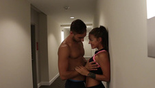 ujeżdża zrelaksowanego faceta