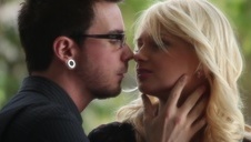 dwie blond laseczki siadają na facecie