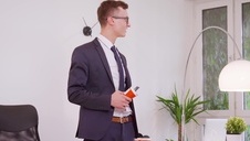 pieści i liże jej szczupłe ciałko