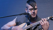 cycata amatorka ćwiczy przed kamerka