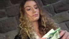 piękna laska w spódniczce w kratę