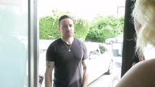 victoria jest całowana po cycach