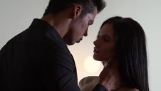 czarnowłosa pani siada dupką na jego członku