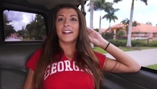 fajny seksik z opaloną okularnicą