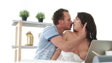 wylizał jej słodziutkie cycuszki i wymacał dużą dupcię