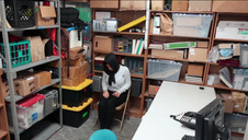 laska w okularkach leży na brzuszku a on ją zapina