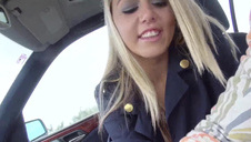 dziewczyna ze sterczącymi sutkami jęczy z rozkoszy