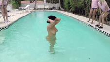 młoda kuca i robi to co do niej należy