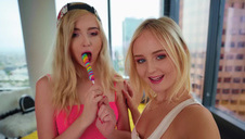 wsadził jej głęboko w pupę