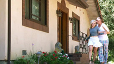 pokazuje cyce i ładnie ciągnie penisa