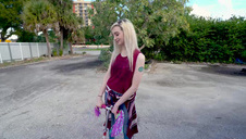 wyrzeźbiony mały facet rucha dwie panie