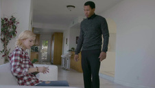 liże jej pipkę przez majteczki