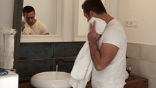 facet wciska pięść w jej gorącą analną dziurkę