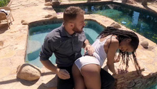 zabawia się dildo przylepionym do lustra