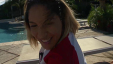 młoda laska pieści się w solarium