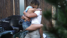 pałka ląduje w piczy studentki