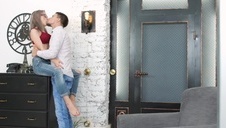 młoda studentka klęczy i ssie penisa