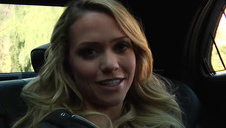 azjaci ostro pieszczą blond nastolatkę