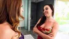 naturalne suczki świetnie liżą jego penisa