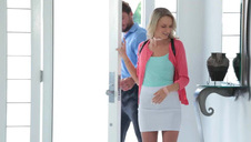 śliczna suczka zabawia się myszką