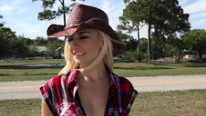 małolata pokazuje swoje walory