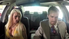 blondyna pchana wibratorem w gardło