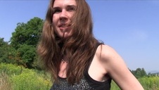 delikatnie masujące się dziunie na świeżym powietrzu